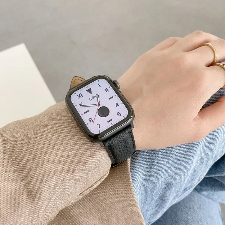 สายรัดนาฬิกาหนังลายลิ้นจี่เย็บด้าย สำหรับ Apple Watch Ultra 49 มม. / Series 8&7 45 มม. / SE 2&6&SE&5&4 44 มม. / 3&2&1 42 มม. / สำหรับ Series 7 41 มม. / 6 & SE & 5 & 4 40 มม. / 3 & 2 & 1 38 มม.