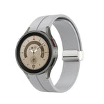 สายซิลิโคนพร้อมหัวเข็มขัดสีเงินพับได้ สำหรับ Samsung Galaxy Watch5 40&44 มม. / Pro 45 มม.