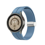 สายซิลิโคนพร้อมหัวเข็มขัดสีเงินพับได้ สำหรับ Samsung Galaxy Watch5 40&44 มม. / Pro 45 มม.