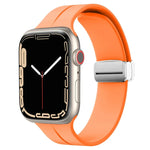สายรัดนาฬิกาซิลิโคนพร้อมหัวเข็มขัดพับแม่เหล็ก สำหรับ Apple Watch Series 8&7 ขนาด 45 มม. และ 41 มม.