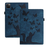 เคสแท็บเล็ตหนังปั๊มลายผีเสื้อและแมว สำหรับ iPad Air 13 2026 / 2025 / 2024, สำหรับ iPad Air 11 2026 / 2025 / 2024, สำหรับ iPad Pro 13 2025 / 2024, สำหรับ iPad Pro 11 2025 / 2024, สำหรับ iPad mini 2024 / 2021