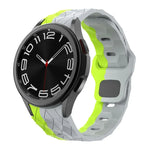 สายซิลิโคนลายฟุตบอลพร้อมหัวเข็มขัดกลับด้าน สำหรับ Samsung Galaxy Watch 6 / 6 Classic