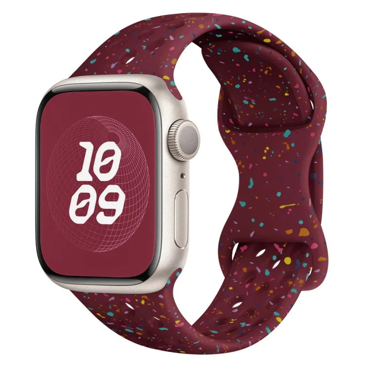 สายรัดนาฬิกาซิลิโคนลายพรางแบบรู พร้อมหัวเข็มขัดผีเสื้อ สำหรับ Apple Watch Series 8 ขนาด 41 มม., สำหรับ Apple Watch Series 8 ขนาด 45 มม., สำหรับ Apple Watch SE 2022 ขนาด 40 มม., สำหรับ Apple Watch SE 2022 ขนาด 44 มม.