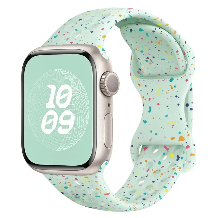 สายรัดนาฬิกาซิลิโคนลายพรางแบบรู พร้อมหัวเข็มขัดผีเสื้อ สำหรับ Apple Watch Series 7 ขนาด 41 มม., สำหรับ Apple Watch Series 7 ขนาด 45 มม., สำหรับ Apple Watch SE ขนาด 40 มม., สำหรับ Apple Watch SE ขนาด 44 มม.