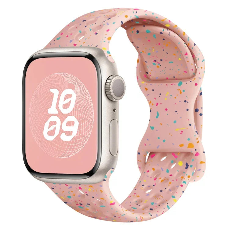 สายรัดนาฬิกาซิลิโคนลายพรางแบบรู พร้อมหัวเข็มขัดผีเสื้อ สำหรับ Apple Watch Series 7 ขนาด 41 มม., สำหรับ Apple Watch Series 7 ขนาด 45 มม., สำหรับ Apple Watch SE ขนาด 40 มม., สำหรับ Apple Watch SE ขนาด 44 มม.
