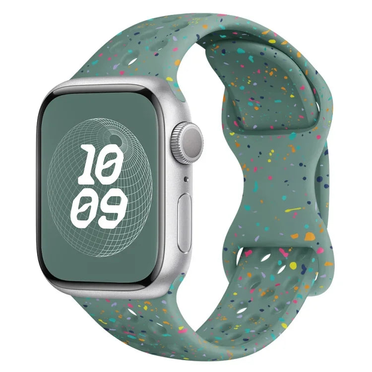 สายรัดนาฬิกาซิลิโคนลายพรางแบบรู พร้อมหัวเข็มขัดผีเสื้อ สำหรับ Apple Watch Series 7 ขนาด 41 มม., สำหรับ Apple Watch Series 7 ขนาด 45 มม., สำหรับ Apple Watch SE ขนาด 40 มม., สำหรับ Apple Watch SE ขนาด 44 มม.