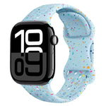 สายรัดนาฬิกาซิลิโคนลายพรางแบบรู พร้อมหัวเข็มขัดผีเสื้อ สำหรับ Apple Watch Series 10 ขนาด 46 มม., สำหรับ Apple Watch Series 10 ขนาด 42 มม., สำหรับ Apple Watch SE 2023 ขนาด 44 มม., สำหรับ Apple Watch SE 2023 ขนาด 40 มม.