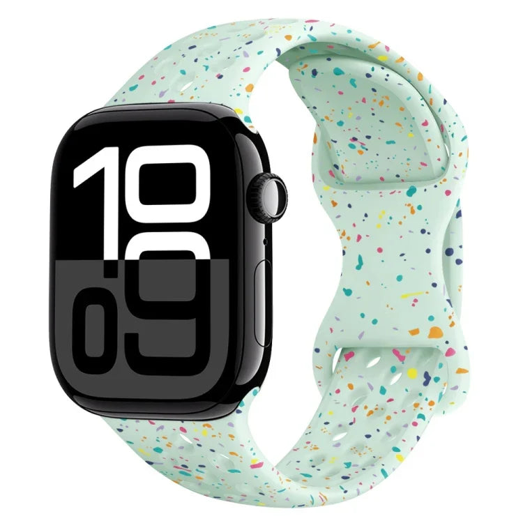 สายรัดนาฬิกาซิลิโคนลายพรางแบบรู พร้อมหัวเข็มขัดผีเสื้อ สำหรับ Apple Watch Series 10 ขนาด 46 มม., สำหรับ Apple Watch Series 10 ขนาด 42 มม., สำหรับ Apple Watch SE 2023 ขนาด 44 มม., สำหรับ Apple Watch SE 2023 ขนาด 40 มม.