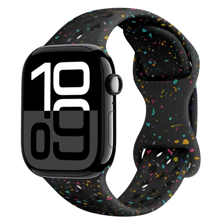 สายรัดนาฬิกาซิลิโคนลายพรางแบบรู พร้อมหัวเข็มขัดผีเสื้อ สำหรับ Apple Watch Series 10 ขนาด 46 มม., สำหรับ Apple Watch Series 10 ขนาด 42 มม., สำหรับ Apple Watch SE 2023 ขนาด 44 มม., สำหรับ Apple Watch SE 2023 ขนาด 40 มม.