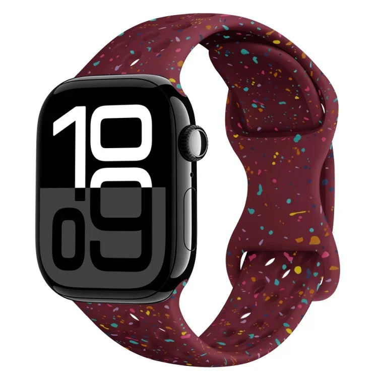 สายรัดนาฬิกาซิลิโคนลายพรางแบบรู พร้อมหัวเข็มขัดผีเสื้อ สำหรับ Apple Watch Series 10 ขนาด 46 มม., สำหรับ Apple Watch Series 10 ขนาด 42 มม., สำหรับ Apple Watch SE 2023 ขนาด 44 มม., สำหรับ Apple Watch SE 2023 ขนาด 40 มม.