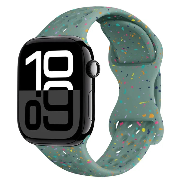 สายรัดนาฬิกาซิลิโคนลายพรางแบบรู พร้อมหัวเข็มขัดผีเสื้อ สำหรับ Apple Watch Series 10 ขนาด 46 มม., สำหรับ Apple Watch Series 10 ขนาด 42 มม., สำหรับ Apple Watch SE 2023 ขนาด 44 มม., สำหรับ Apple Watch SE 2023 ขนาด 40 มม.