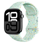 สายรัดนาฬิกาซิลิโคนลายพรางแบบรู พร้อมหัวเข็มขัดผีเสื้อ สำหรับ Apple Watch Series 10 ขนาด 46 มม., สำหรับ Apple Watch Series 10 ขนาด 42 มม., สำหรับ Apple Watch SE 2023 ขนาด 44 มม., สำหรับ Apple Watch SE 2023 ขนาด 40 มม.