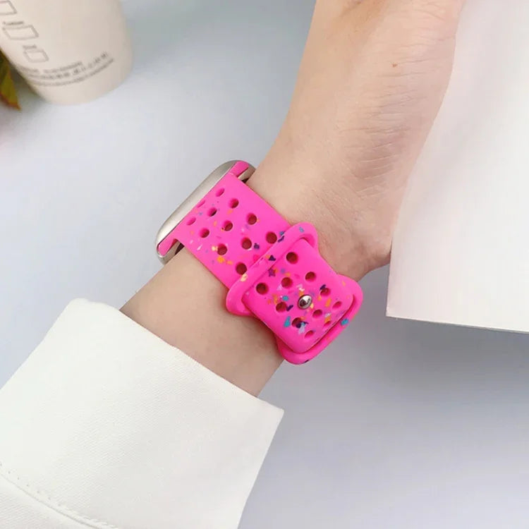 สายรัดนาฬิกาซิลิโคนลายพรางแบบรู พร้อมหัวเข็มขัดผีเสื้อ สำหรับ Apple Watch Series 7 ขนาด 41 มม., สำหรับ Apple Watch Series 7 ขนาด 45 มม., สำหรับ Apple Watch SE ขนาด 40 มม., สำหรับ Apple Watch SE ขนาด 44 มม.