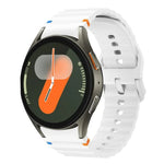 สายรัดนาฬิกาซิลิโคนลายคลื่นเย็บพร้อมหัวเข็มขัดสีสันสดใส xDfind สำหรับ Samsung Galaxy Watch FE / 7 / 6 / 5 / 4