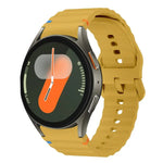 สายรัดนาฬิกาซิลิโคนลายคลื่นเย็บพร้อมหัวเข็มขัดสีสันสดใส xDfind สำหรับ Samsung Galaxy Watch FE / 7 / 6 / 5 / 4