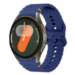 สายรัดนาฬิกาซิลิโคนลายคลื่นเย็บพร้อมหัวเข็มขัดสีสันสดใส xDfind สำหรับ Samsung Galaxy Watch FE / 7 / 6 / 5 / 4