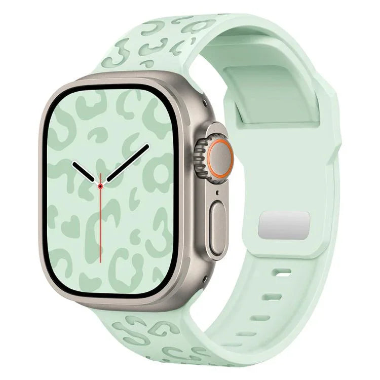 สายรัดนาฬิกาซิลิโคนหัวเข็มขัดเว้าลายเสือดาว สำหรับ Apple Watch ขนาด 46 มม. / 49 มม. / 45 มม. / 44 มม. สำหรับ Apple Watch ขนาด 42 มม. / 41 มม. / 40 มม. / 38 มม.