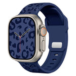 สายรัดนาฬิกาซิลิโคนหัวเข็มขัดเว้าลายเสือดาว สำหรับ Apple Watch ขนาด 46 มม. / 49 มม. / 45 มม. / 44 มม. สำหรับ Apple Watch ขนาด 42 มม. / 41 มม. / 40 มม. / 38 มม.