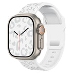 สายรัดนาฬิกาซิลิโคนหัวเข็มขัดเว้าลายเสือดาว สำหรับ Apple Watch ขนาด 46 มม. / 49 มม. / 45 มม. / 44 มม. สำหรับ Apple Watch ขนาด 42 มม. / 41 มม. / 40 มม. / 38 มม.