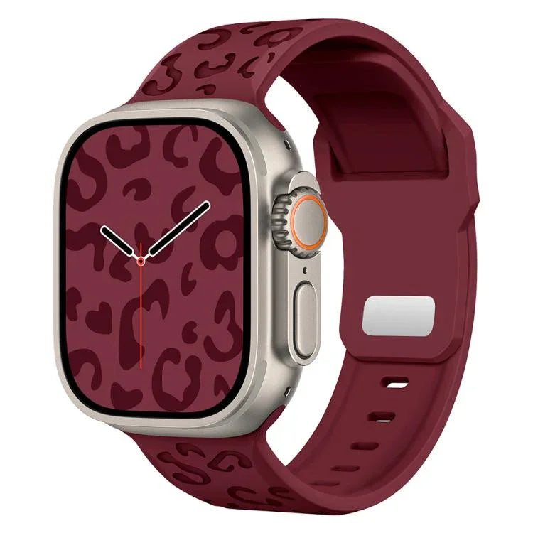 สายรัดนาฬิกาซิลิโคนหัวเข็มขัดเว้าลายเสือดาว สำหรับ Apple Watch ขนาด 46 มม. / 49 มม. / 45 มม. / 44 มม. สำหรับ Apple Watch ขนาด 42 มม. / 41 มม. / 40 มม. / 38 มม.