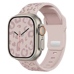 สายรัดนาฬิกาซิลิโคนหัวเข็มขัดเว้าลายเสือดาว สำหรับ Apple Watch ขนาด 46 มม. / 49 มม. / 45 มม. / 44 มม. สำหรับ Apple Watch ขนาด 42 มม. / 41 มม. / 40 มม. / 38 มม.