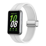 สายรัดนาฬิกาซิลิโคนหัวเข็มขัดเงินแม่เหล็กพับได้ สำหรับ Samsung Galaxy Fit 3