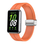 สายรัดนาฬิกาซิลิโคนหัวเข็มขัดเงินแม่เหล็กพับได้ สำหรับ Samsung Galaxy Fit 3