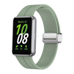 สายรัดนาฬิกาซิลิโคนหัวเข็มขัดเงินแม่เหล็กพับได้ สำหรับ Samsung Galaxy Fit 3