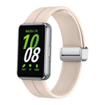 สายรัดนาฬิกาซิลิโคนหัวเข็มขัดเงินแม่เหล็กพับได้ สำหรับ Samsung Galaxy Fit 3