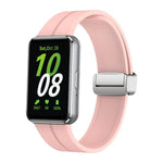 สายรัดนาฬิกาซิลิโคนหัวเข็มขัดเงินแม่เหล็กพับได้ สำหรับ Samsung Galaxy Fit 3
