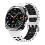 สายรัดนาฬิกาซิลิโคนสองสีแบบรูสองแถวหัวเข็มขัดเงิน Ocean สำหรับ Samsung Galaxy Watch Ultra / Ultra 2025