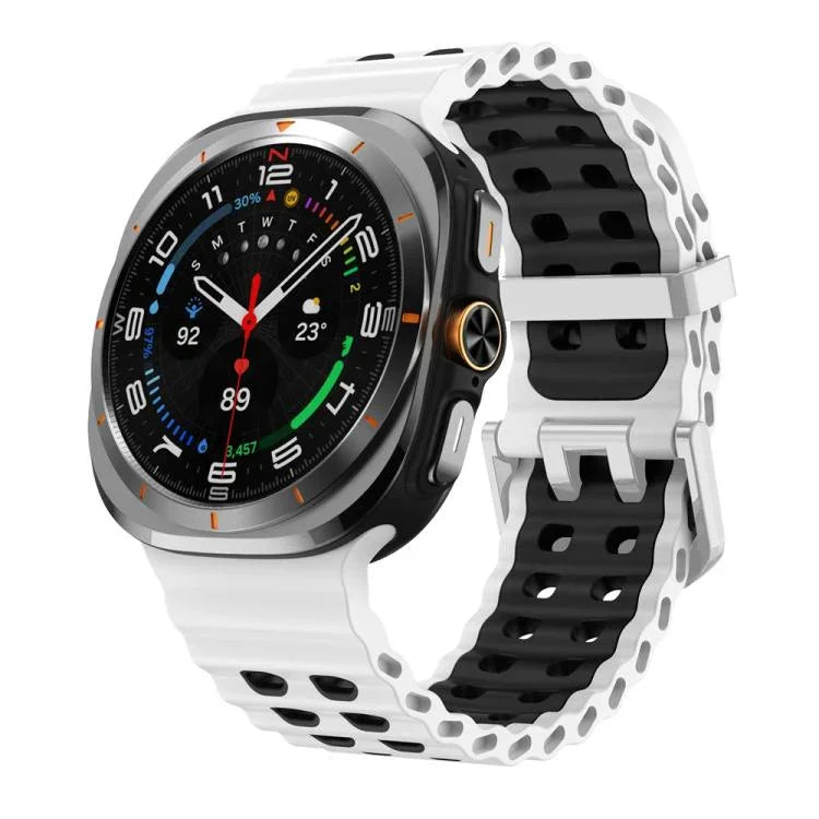 สายรัดนาฬิกาซิลิโคนสองสีแบบรูสองแถวหัวเข็มขัดเงิน Ocean สำหรับ Samsung Galaxy Watch Ultra / Ultra 2025