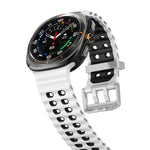 สายรัดนาฬิกาซิลิโคนสองสีแบบรูสองแถวหัวเข็มขัดเงิน Ocean สำหรับ Samsung Galaxy Watch Ultra / Ultra 2025