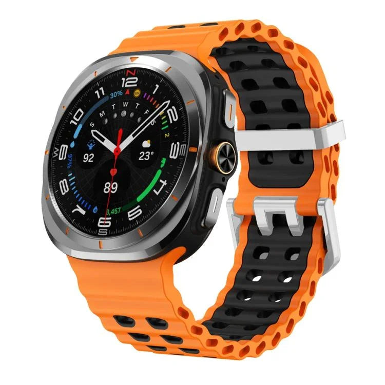 สายรัดนาฬิกาซิลิโคนสองสีแบบรูสองแถวหัวเข็มขัดเงิน Ocean สำหรับ Samsung Galaxy Watch Ultra / Ultra 2025