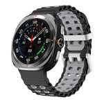 สายรัดนาฬิกาซิลิโคนสองสีแบบรูสองแถวหัวเข็มขัดเงิน Ocean สำหรับ Samsung Galaxy Watch Ultra / Ultra 2025