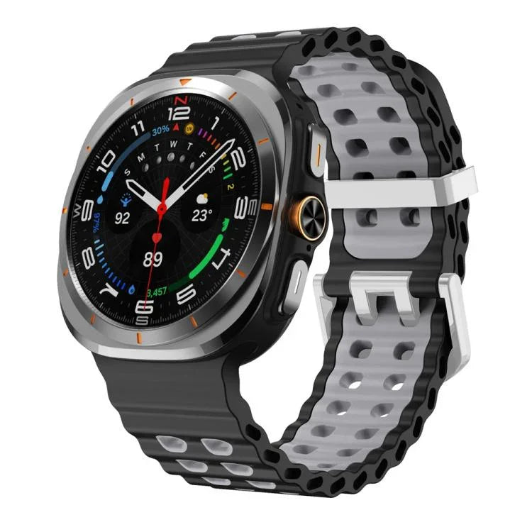 สายรัดนาฬิกาซิลิโคนสองสีแบบรูสองแถวหัวเข็มขัดเงิน Ocean สำหรับ Samsung Galaxy Watch Ultra / Ultra 2025
