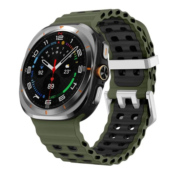 สายรัดนาฬิกาซิลิโคนสองสีแบบรูสองแถวหัวเข็มขัดเงิน Ocean สำหรับ Samsung Galaxy Watch Ultra / Ultra 2025
