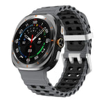 สายรัดนาฬิกาซิลิโคนสองสีแบบรูสองแถวหัวเข็มขัดเงิน Ocean สำหรับ Samsung Galaxy Watch Ultra / Ultra 2025
