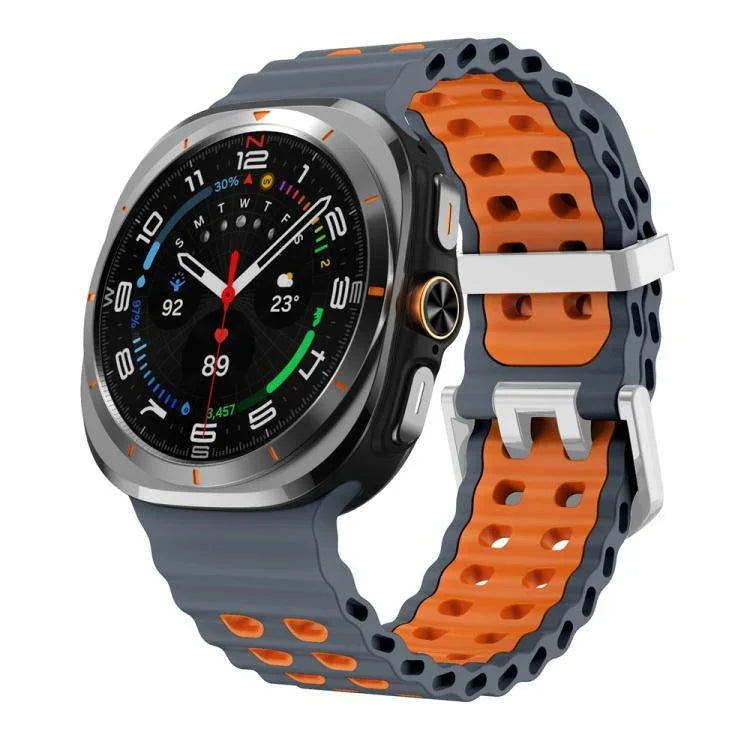 สายรัดนาฬิกาซิลิโคนสองสีแบบรูสองแถวหัวเข็มขัดเงิน Ocean สำหรับ Samsung Galaxy Watch Ultra / Ultra 2025