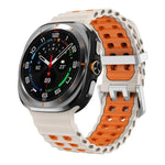 สายรัดนาฬิกาซิลิโคนสองสีแบบรูสองแถวหัวเข็มขัดเงิน Ocean สำหรับ Samsung Galaxy Watch Ultra / Ultra 2025