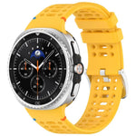 สายรัดนาฬิกาซิลิโคน xDfind ขอบหัวเข็มขัดเงินอัลลอย รูระบายอากาศ สำหรับ Samsung Galaxy Watch8 / Watch8 Classic