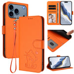เคสโทรศัพท์หนังลายหัวใจแมวปั๊มพร้อมสายคล้องมือ สำหรับ iPhone 17e / 16e, สำหรับ iPhone 17 Pro Max, สำหรับ iPhone 17 Pro, สำหรับ iPhone 17