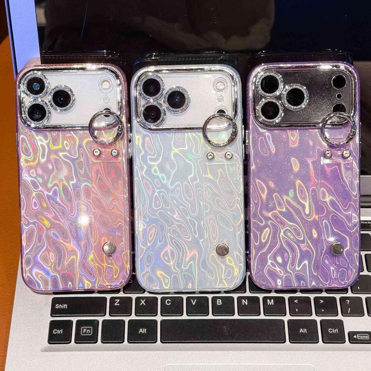 เคสโทรศัพท์ TPU พร้อมที่ยึดสายรัดข้อมือลายผิวจรดรอยยับชุบโลหะ พร้อมฟิล์มเลนส์ สำหรับ iPhone 13