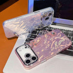 เคสโทรศัพท์ TPU พร้อมที่ยึดสายรัดข้อมือลายผิวจรดรอยยับชุบโลหะ พร้อมฟิล์มเลนส์ สำหรับ iPhone 13