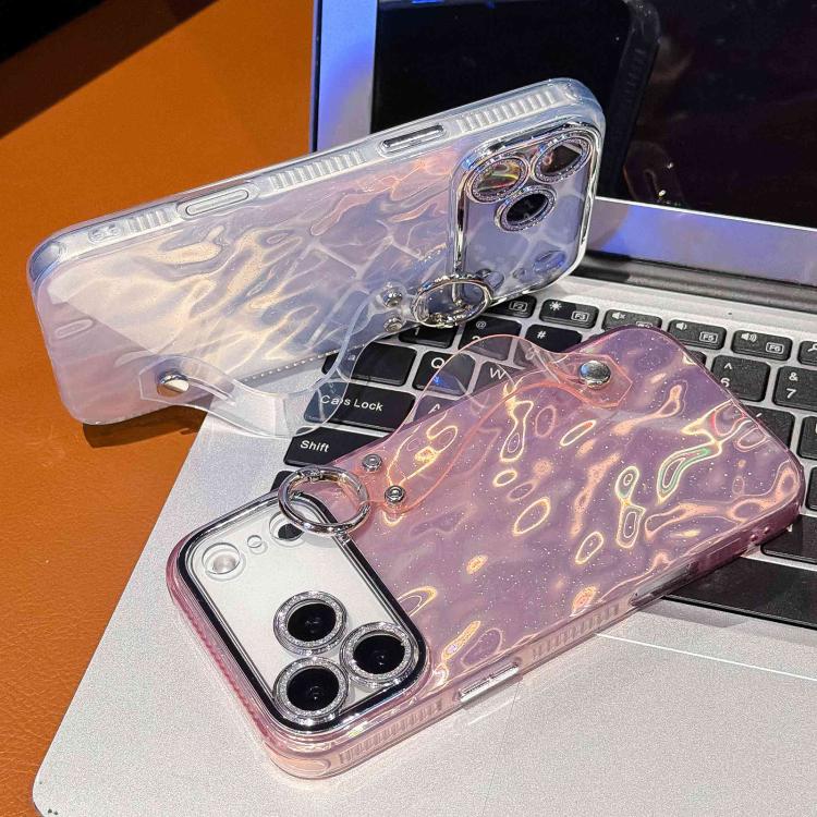 เคสโทรศัพท์ TPU พร้อมที่ยึดสายรัดข้อมือลายผิวจรดรอยยับชุบโลหะ พร้อมฟิล์มเลนส์ สำหรับ iPhone 13