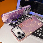 เคสโทรศัพท์ TPU พร้อมที่ยึดสายรัดข้อมือชุบโลหะลายขนนกผ้าก๊อซ พร้อมฟิล์มเลนส์ สำหรับ iPhone 13