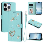 เคสโทรศัพท์หนังวีแกนสองชั้นลายหัวใจดอกไม้พร้อมสายคล้องข้อมือ ZS01, สำหรับ iPhone 15, สำหรับ iPhone 14 Plus, สำหรับ iPhone 14 / 13, สำหรับ iPhone 14 Pro, สำหรับ iPhone 14 Pro Max, สำหรับ iPhone 13 Pro Max