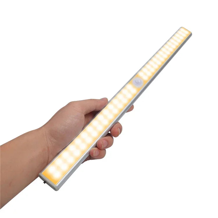 ไฟเซนเซอร์ตรวจจับร่างกายมนุษย์อัจฉริยะหน้าจอกว้าง 2.8W 40 ดวงไฟ LED สีขาวอุ่น ไฟทางเดินและตู้ LED รุ่นชาร์จ USB 2.8W 40 ดวงไฟ LED สีขาวอุ่น