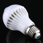 หลอดไฟ LED E27 5W 12 ดวง SMD 5730 300LM พร้อมเซนเซอร์ตรวจจับความเคลื่อนไหวอินฟราเรด ระยะเซนเซอร์: 4-6 เมตร, AC 220V, E27 5W แสงขาว, E27 5W แสงวอร์มไวท์