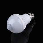 หลอดไฟ LED E27 5W 12 ดวง SMD 5730 300LM พร้อมเซนเซอร์ตรวจจับความเคลื่อนไหวอินฟราเรด ระยะเซนเซอร์: 4-6 เมตร, AC 220V, E27 5W แสงขาว, E27 5W แสงวอร์มไวท์